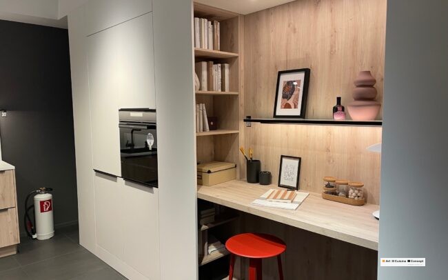 bureau incorporé à la cuisine