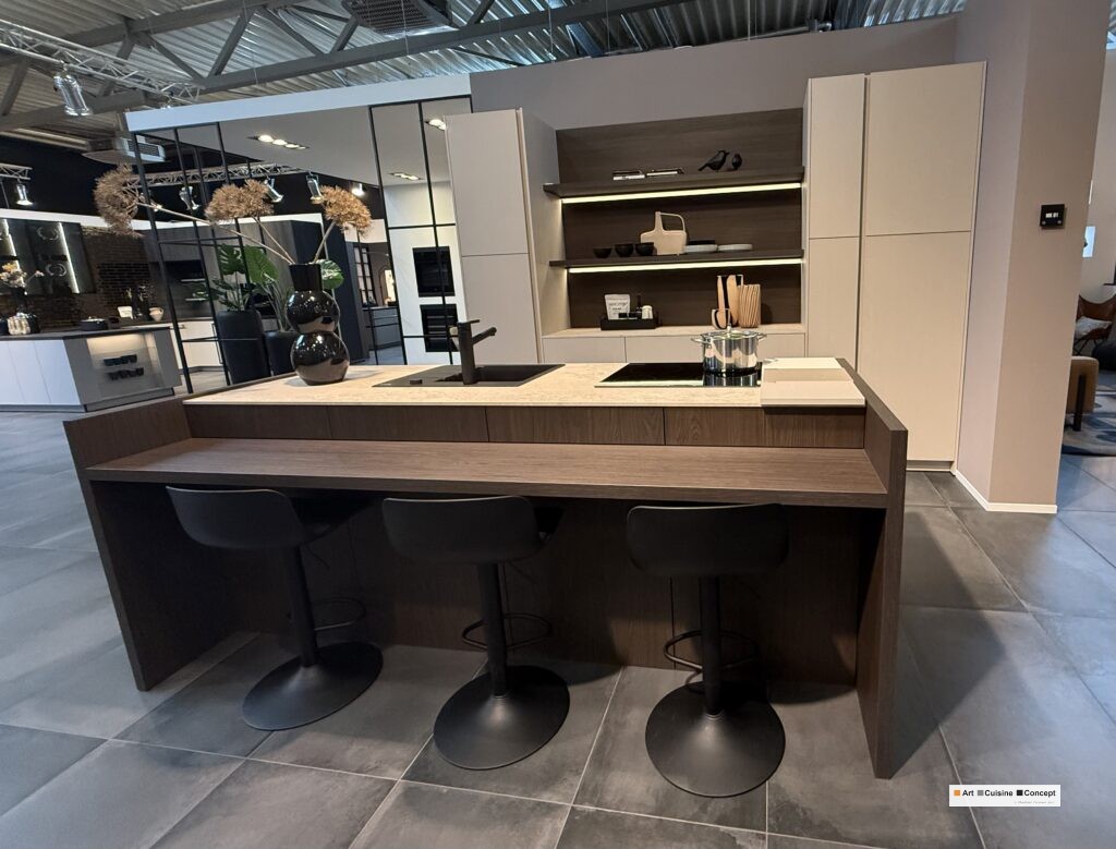 cuisine équipée tendance avec zone assise en îlot